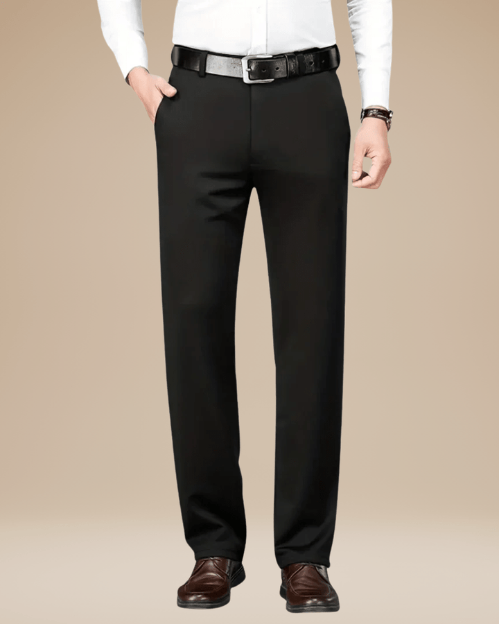 Pantaloni uomo eleganti neri, vestibilità slim fit. Ideali per ufficio, casual chic, viaggio. Tessuto elasticizzato.