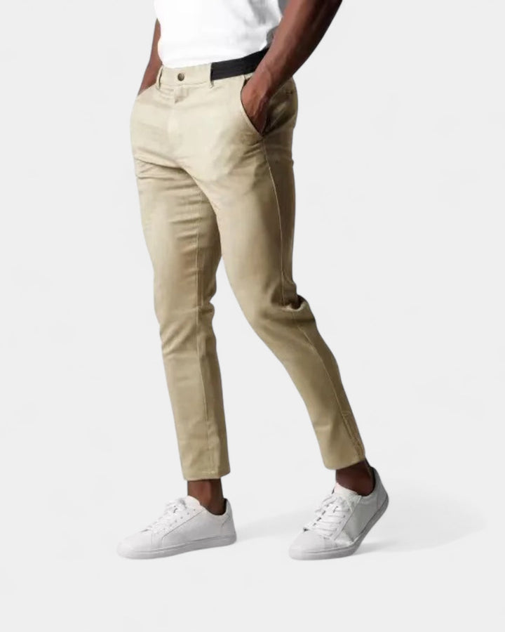 Pantaloni uomo versatili elasticizzati color kaki, perfetti dal casual all'elegante. Stile e comfort per moda uomo.
