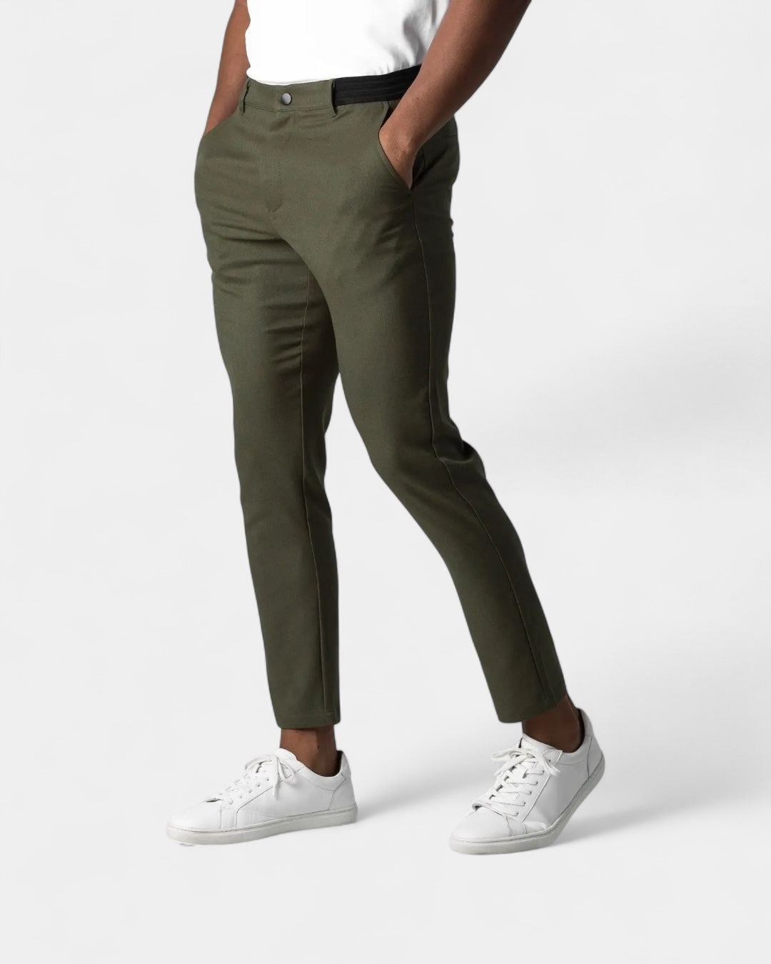 Pantaloni uomo comodi e elasticizzati blu scuro per il massimo comfort quotidiano. Slim fit, ideali per moda uomo.