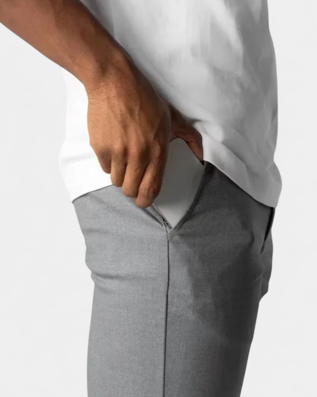 Pantaloni uomo elasticizzati beige, versatili e confortevoli, con taglio slim fit. Ideali per outfit casual o eleganti.