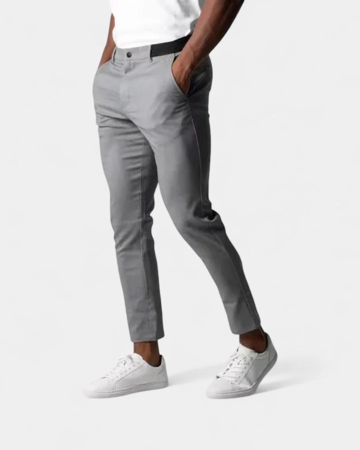 Pantaloni uomo elasticizzati slim fit grigi per comfort quotidiano. Versatili, perfetti per look casual ed eleganti.