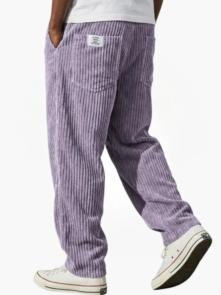 Pantaloni uomo a gamba larga, versatili e confortevoli. Perfetti per uno stile rilassato e un look moderno casual.