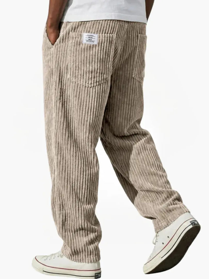 Pantaloni uomo a vestibilità ampia, per un comfort rilassato ogni giorno. Stile casual e look moderno per la moda uomo.
