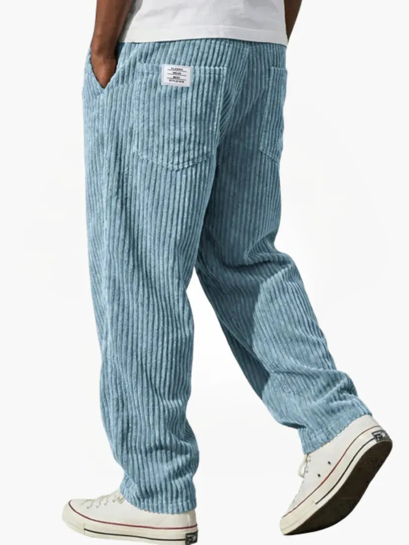 Pantaloni uomo a gamba larga, ideali per un look moderno e un comfort superiore. Perfetti per lo stile casual quotidiano.