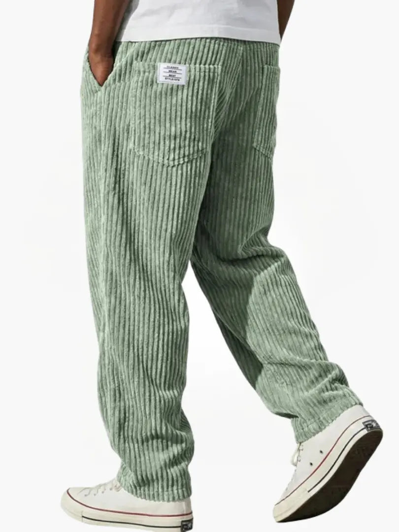 Pantaloni uomo casual a gamba larga, un must-have per la moda autunno/inverno. Offrono comfort e uno stile rilassato.