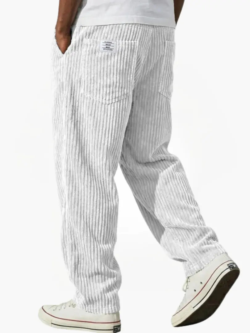 Pantaloni uomo a gamba larga che uniscono comfort rilassato e stile casual moderno. Perfetti per la moda quotidiana.