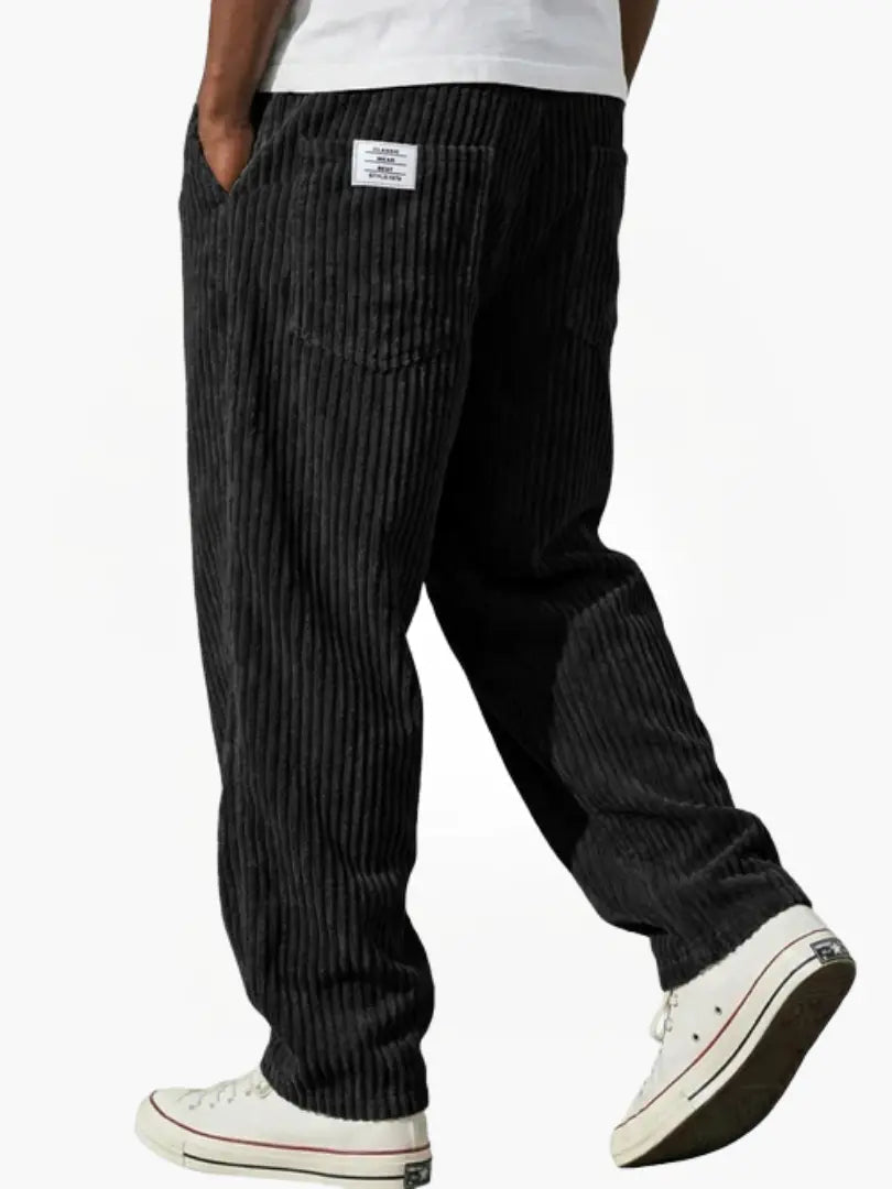 Pantaloni uomo a vestibilità ampia con tasche, per un comfort rilassato e un look moderno. Ideali per stile casual.