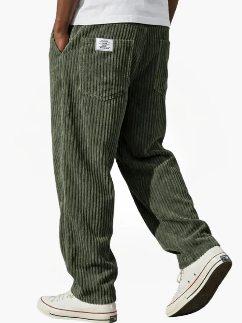 Pantaloni uomo a gamba larga per un comfort eccellente. Stile casual e rilassato, perfetti per la moda autunno/inverno.