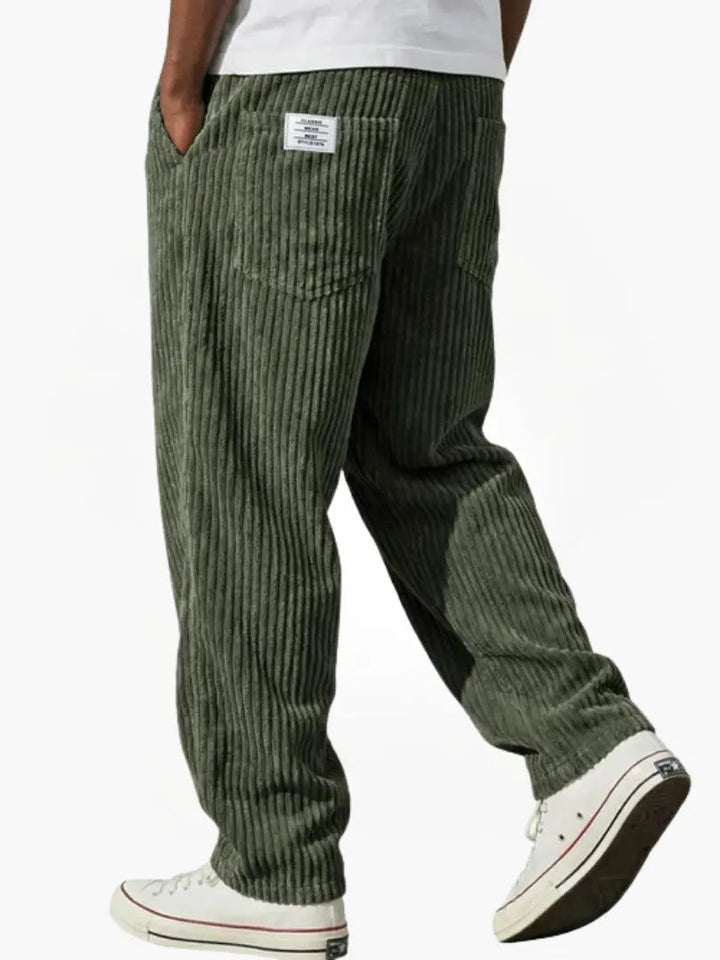 Pantaloni uomo a gamba larga per un comfort eccellente. Stile casual e rilassato, perfetti per la moda autunno/inverno.