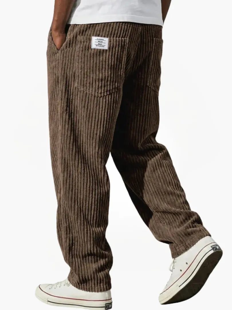 Pantaloni uomo a gamba larga, ideali per un look moderno e casual ogni giorno. Massima vestibilità ampia e comfort.