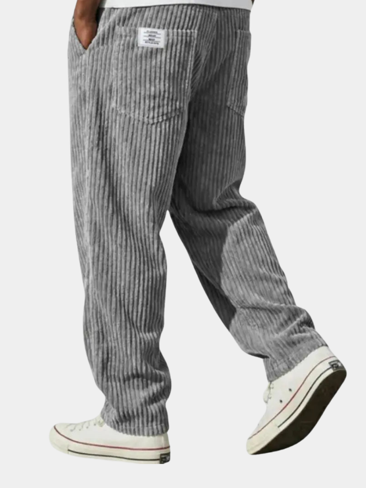 Pantaloni uomo a gamba larga, perfetti per un comfort rilassato e uno stile casual moderno. Ideali per ogni giorno.