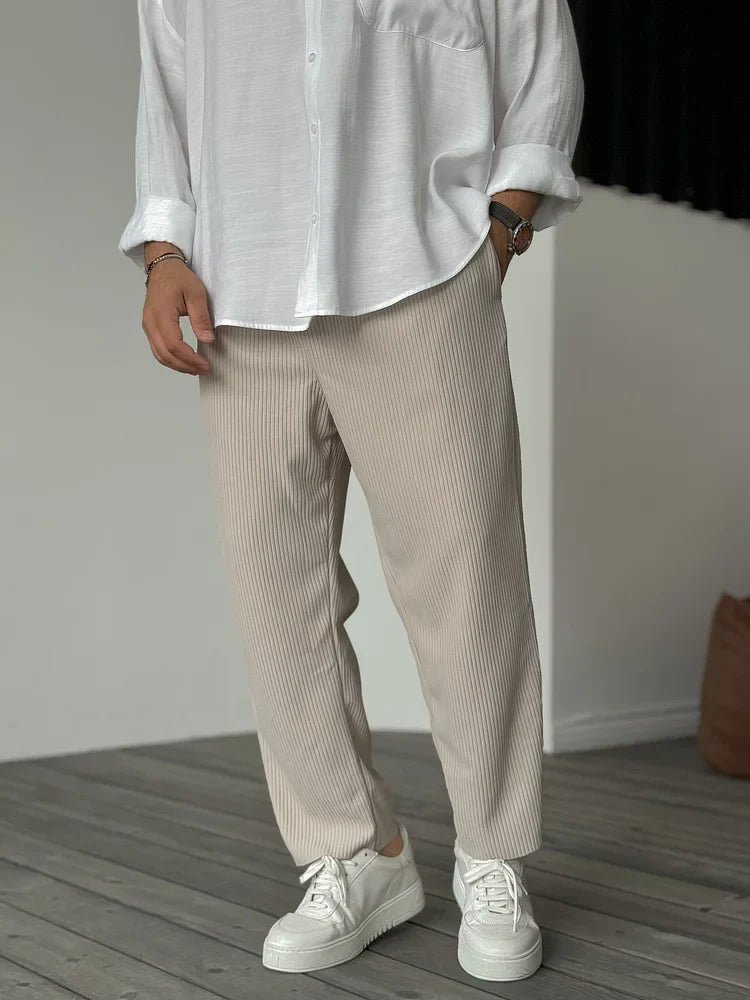 Pantaloni uomo casual-eleganti, vita elasticizzata e taglio affusolato per comfort moderno.