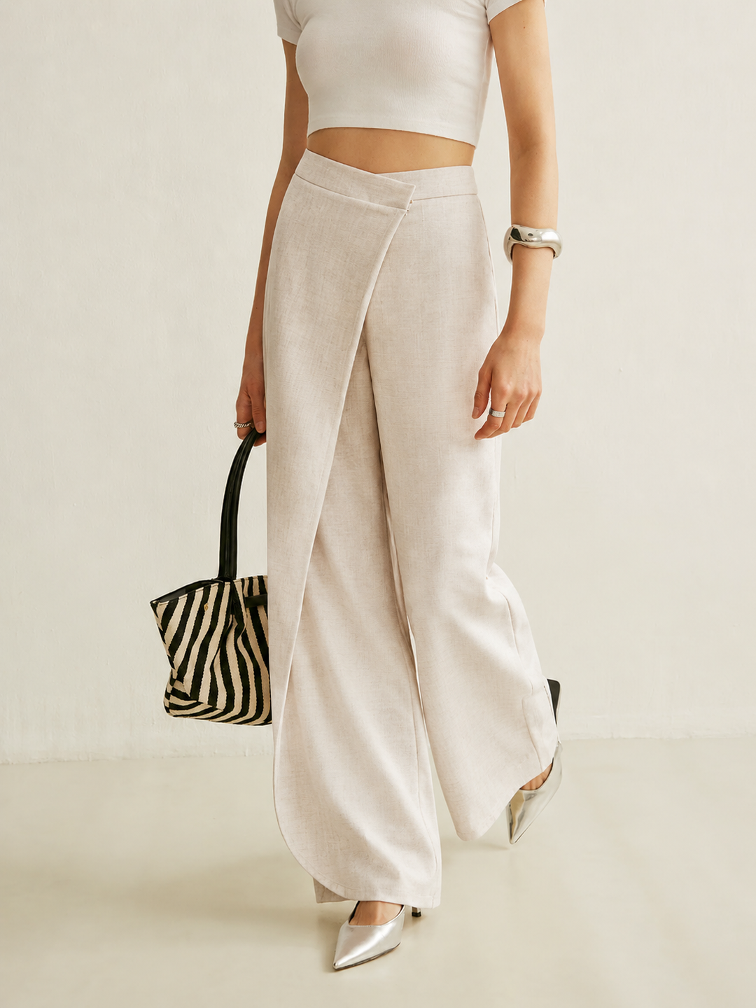 Pantaloni donna versatili: vita alta, gamba larga asimmetrica. Ideali per look ufficio o un casual chic raffinato.