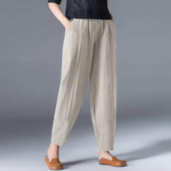 Pantaloni donna estivi leggeri a caviglia affusolata, ideali per comfort casual e relax estivo.