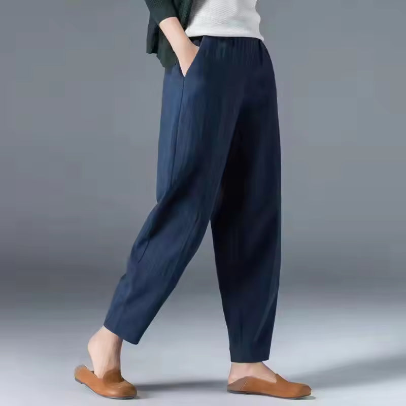 Pantaloni estivi donna leggeri con vita elasticizzata, perfetti per viaggi e moda casual confortevole.