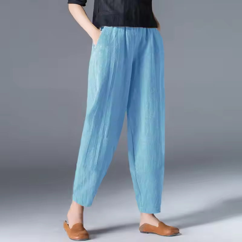 Dettaglio pantaloni donna leggeri, caviglia affusolata per stile estivo comodo e versatile.