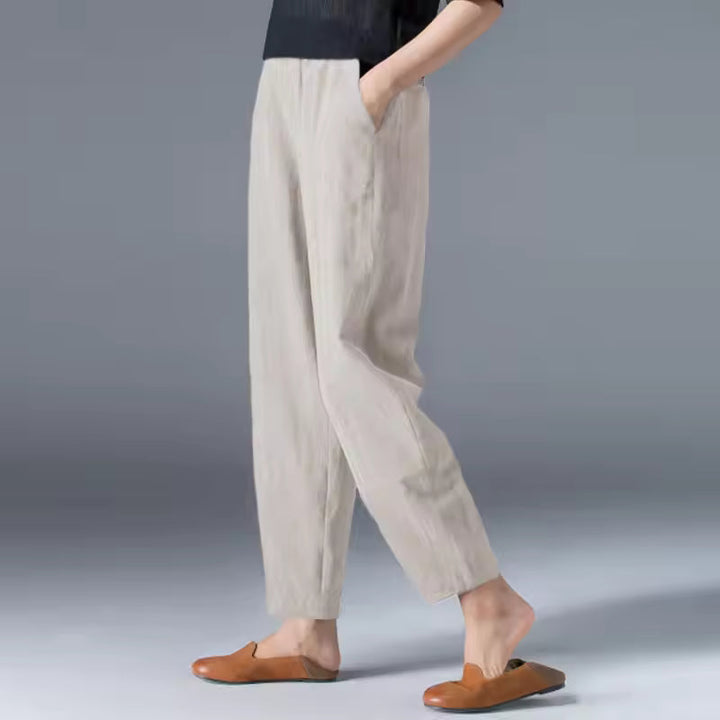 Modella indossa pantaloni donna affusolati, leggeri, per un look estivo casual e confortevole.