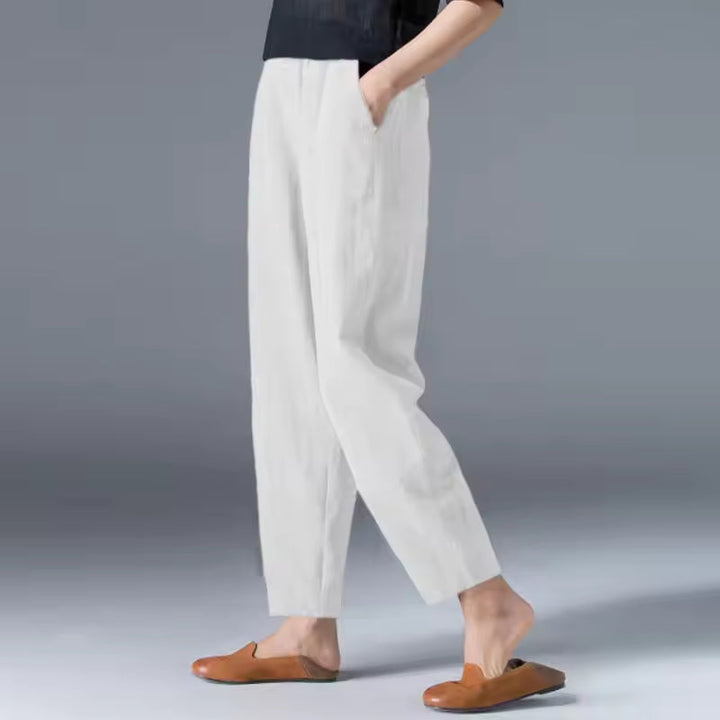 Vista frontale pantaloni donna leggeri con vita elasticizzata, caviglia affusolata, per l'estate.