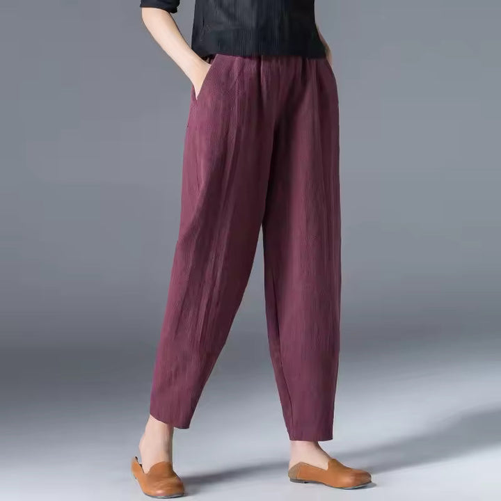 Abbigliamento donna estivo: pantaloni leggeri a caviglia affusolata, casual e confortevoli per ogni giorno.