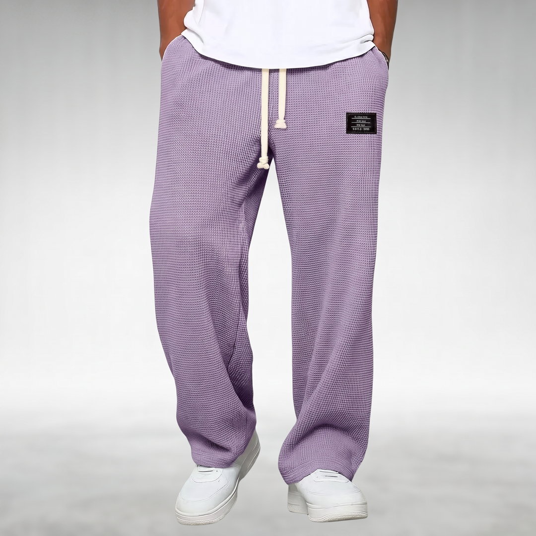 Pantaloni uomo versatili per stile casual o relax, con taglio dritto e design moderno per ogni giorno.