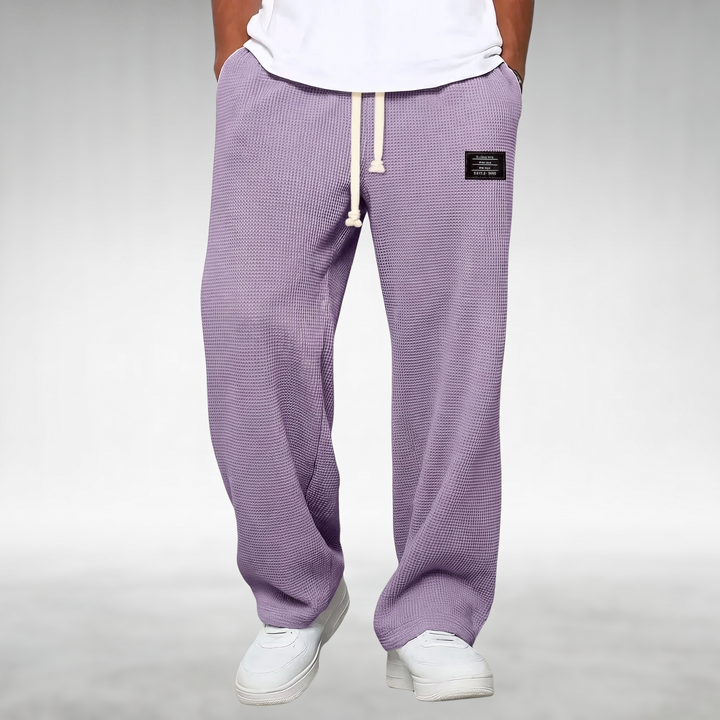 Pantaloni uomo versatili per stile casual o relax, con taglio dritto e design moderno per ogni giorno.