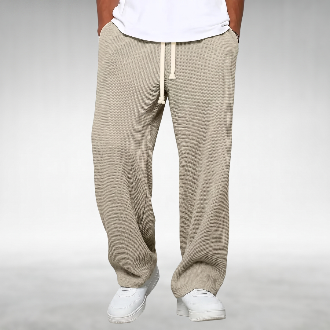 Uomo indossa pantaloni casual dritti con vita elastica, perfetti per comfort e stile rilassato quotidiano.