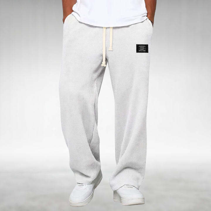 Pantaloni uomo per comfort quotidiano, stile casual e versatile. Vita elastica per massima libertà di movimento.