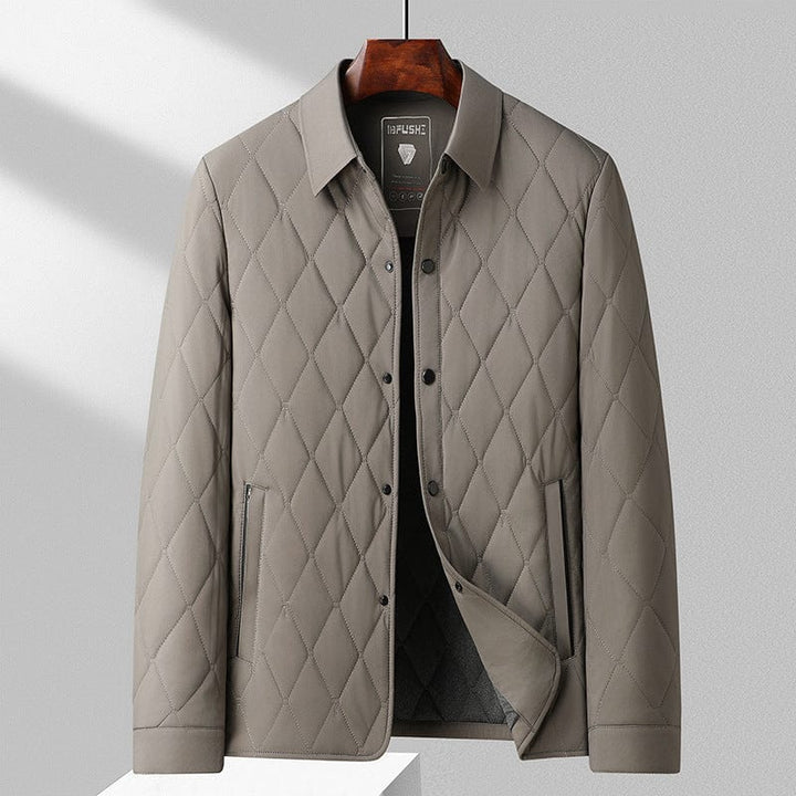 Moderna giacca da uomo con trapuntatura geometrica, ideale per un outfit casual autunnale. Stile e comfort garantiti.