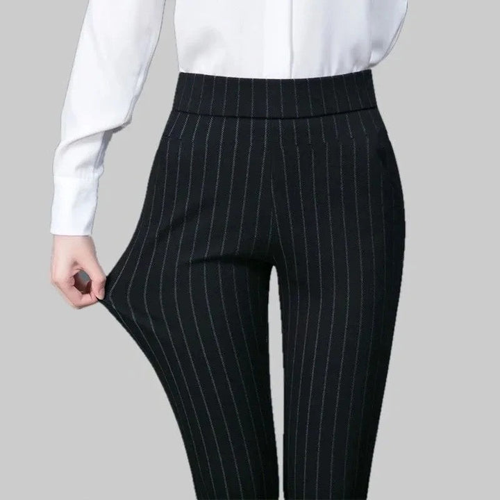 Pantaloni skinny da donna a vita alta con righe eleganti, ideali per lavoro e outfit casual chic.