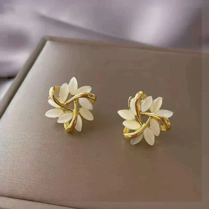 Raffinati orecchini pendenti da donna con opale iridescente, un gioiello di lusso per occasioni speciali.