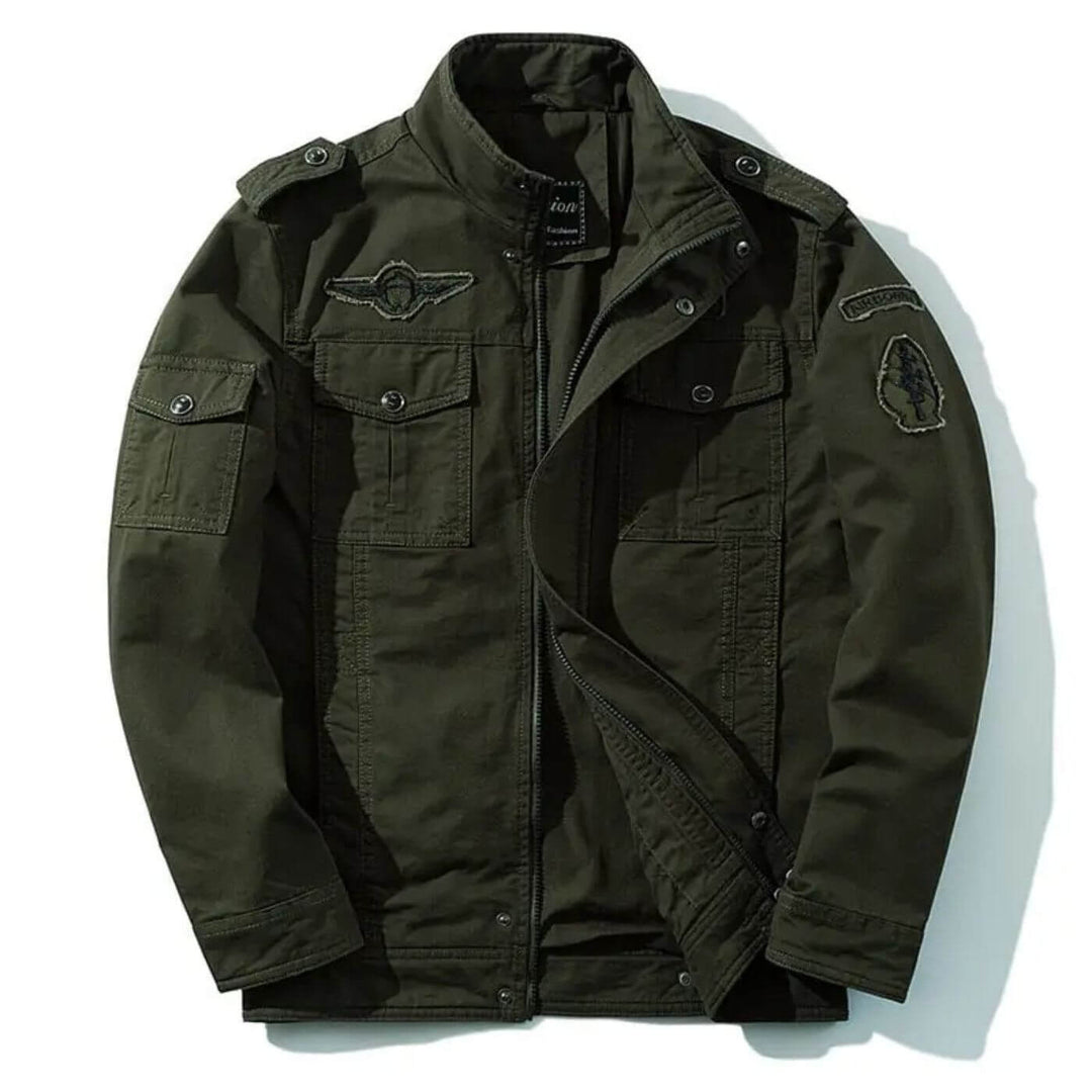 Giacca militare uomo premium con molte tasche cargo, collo alto. Abbigliamento versatile per outdoor e città.