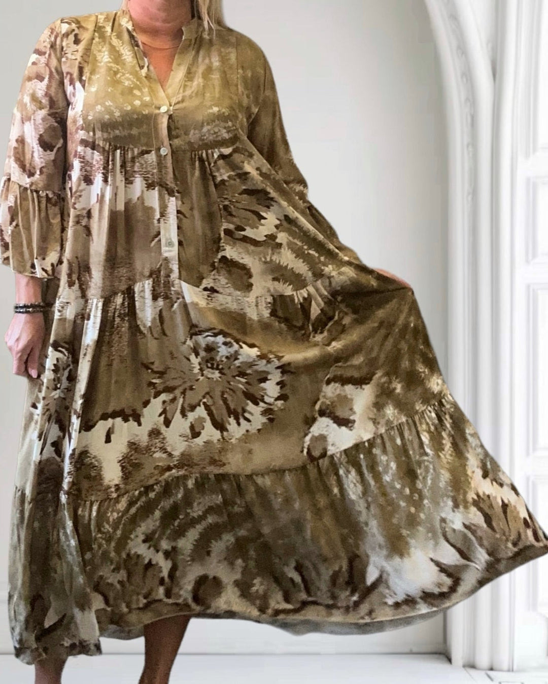 Vestito lungo donna beige con vestibilità ampia e fluida. Perfetto abito autunnale per uno stile casual chic.
