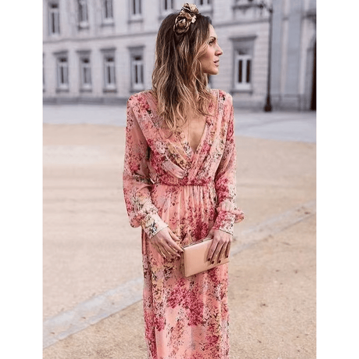 Abito lungo floreale bohémien da donna, rosa e fluido. Fascino romantico per vestito estivo, moda spiaggia.