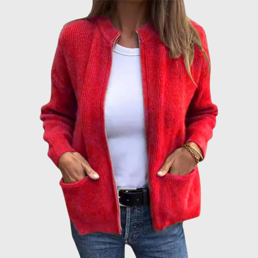 Donna indossa cardigan con zip e cappuccio, capo ideale per un look casual e comodo ogni giorno.