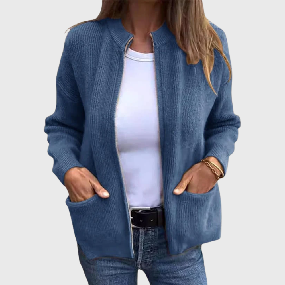 Dettaglio del cappuccio e della zip di un cardigan donna, ideale per l'abbigliamento casual.