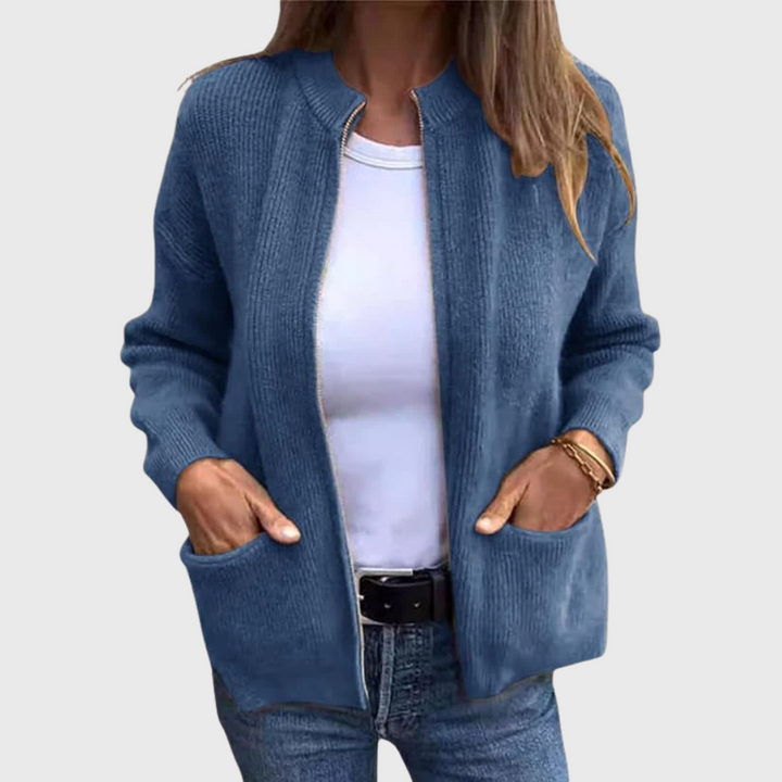 Dettaglio del cappuccio e della zip di un cardigan donna, ideale per l'abbigliamento casual.