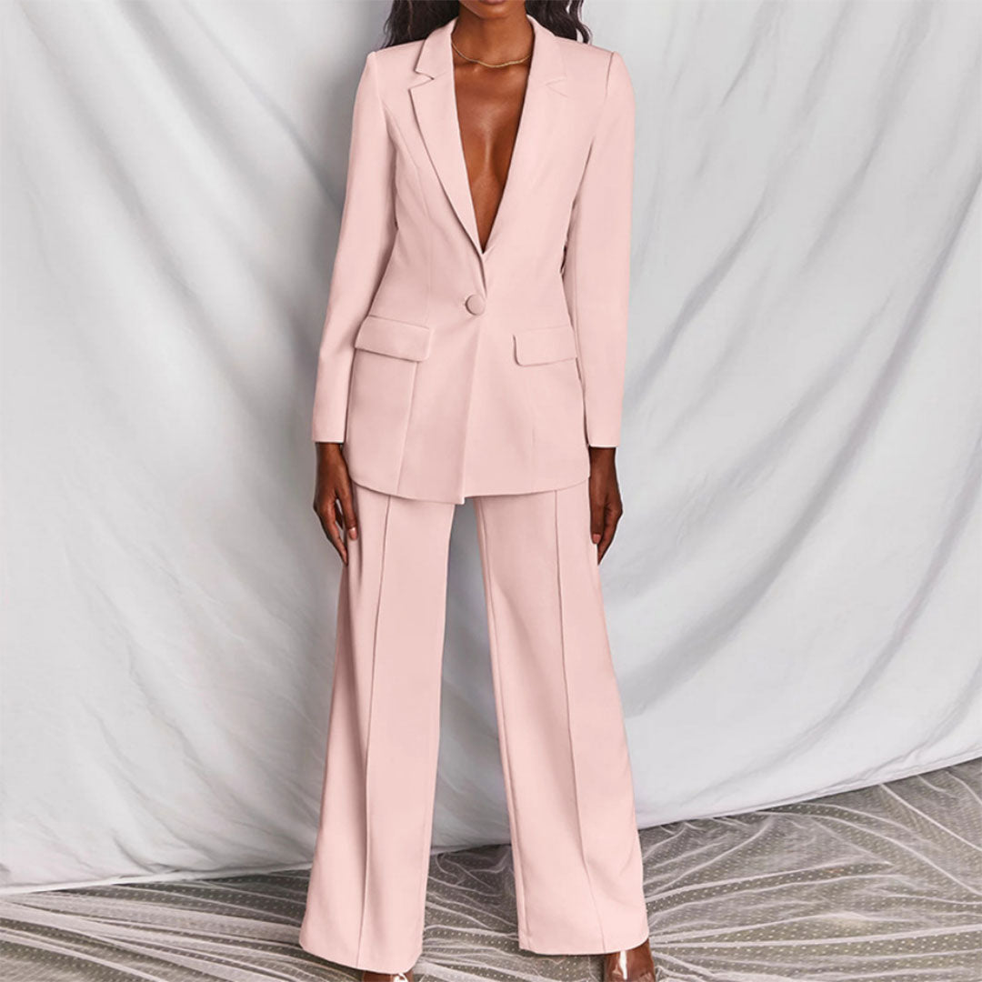 Completo donna elegante con blazer e pantaloni, vestibilità comoda per moda ufficio e meeting.