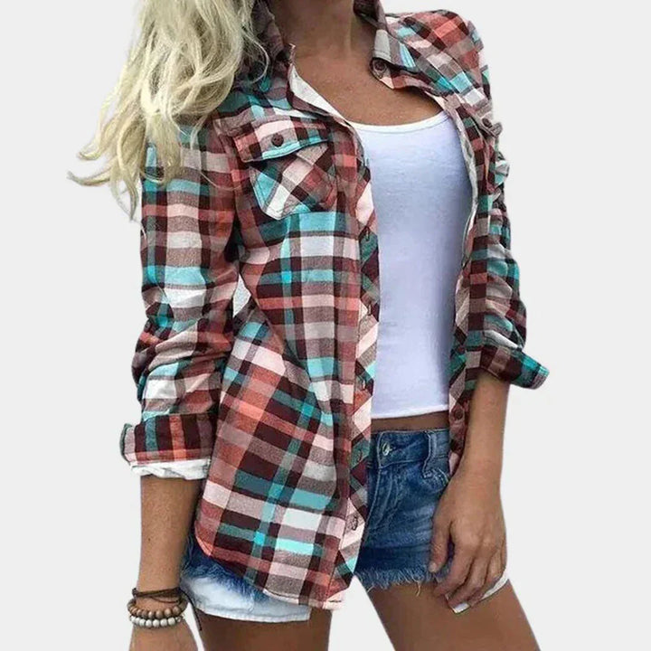 Camicetta a quadri multicolor da donna, stile elegante e casual. Top di moda versatile per outfit primaverili e autunnali.