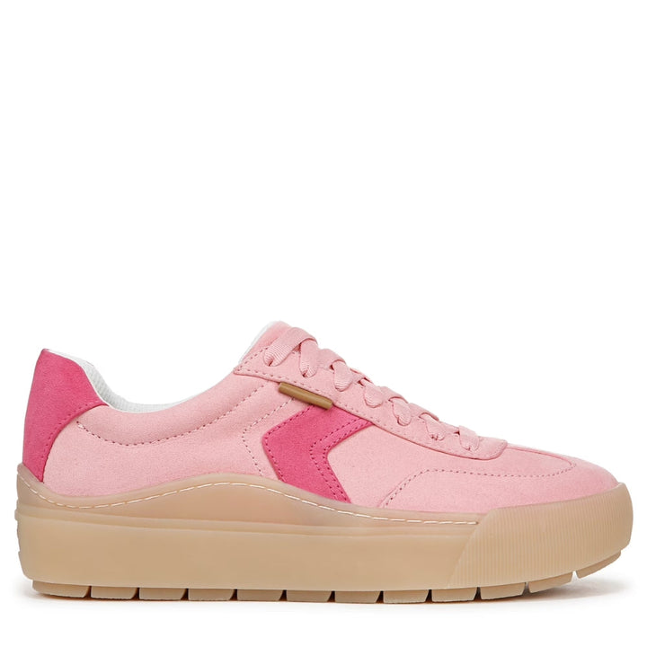Donna che cammina con sneakers estive, calzature comode per il tempo libero e stile quotidiano.