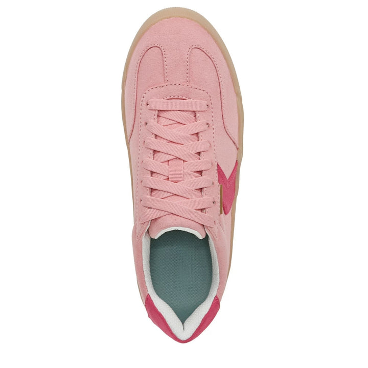 Sneakers donna abbinate a jeans, perfette per un look casual estivo, versatili e di moda.