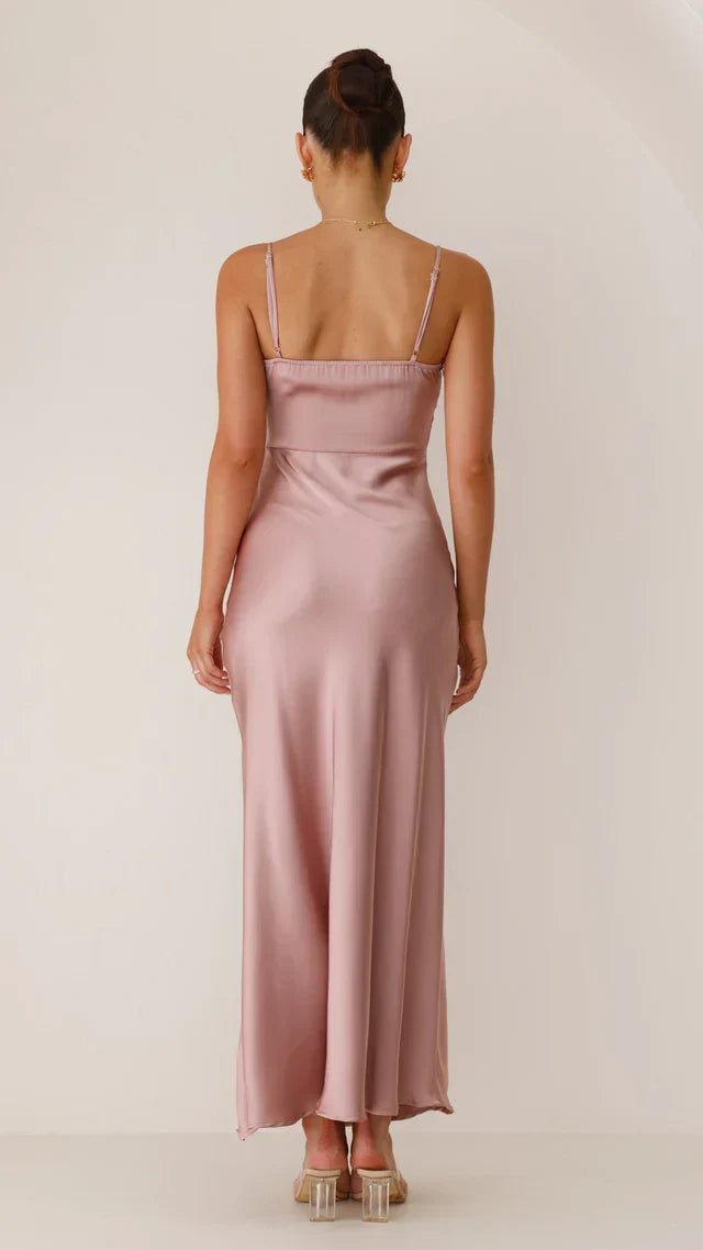 Abito lungo estivo donna, stile minimalista, con spacco frontale e spalline delicate.