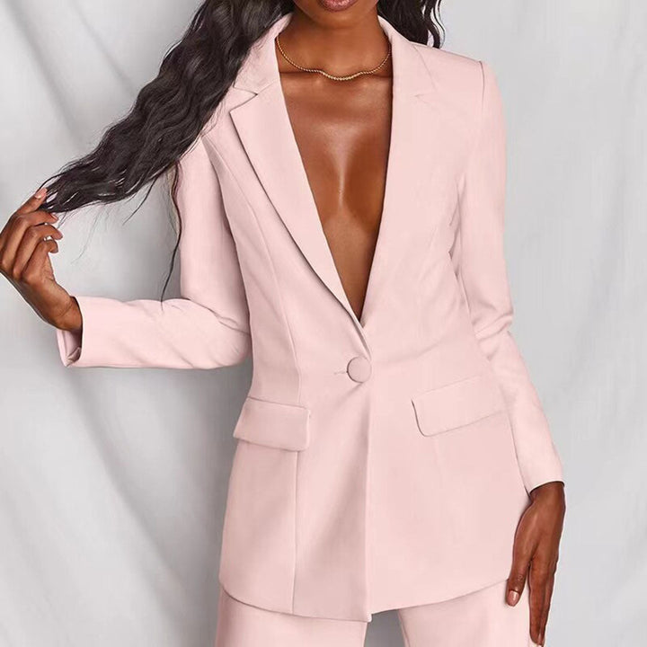 Outfit formale donna: completo elegante con blazer e pantaloni perfetti per l'ufficio e cerimonie.