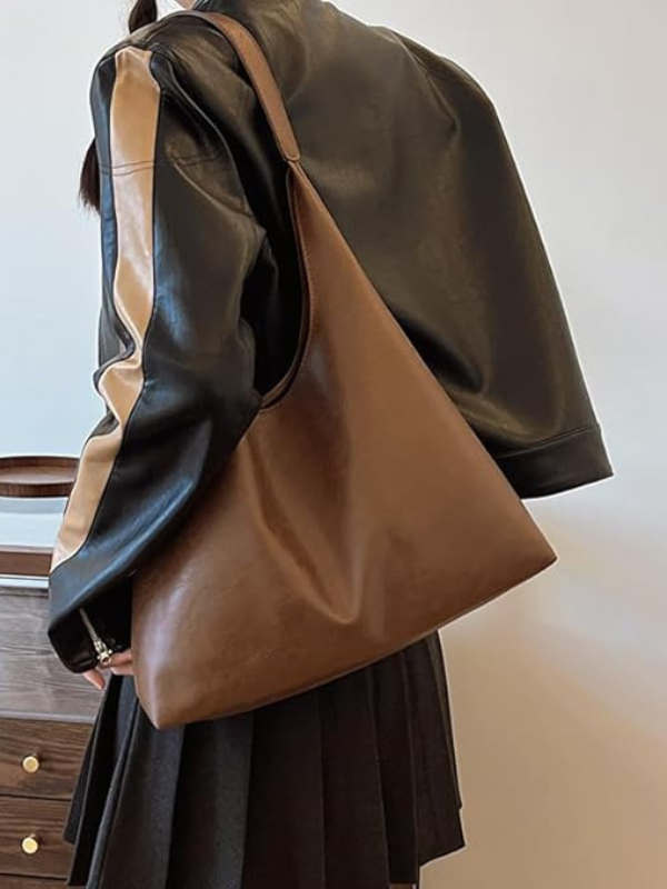 Accessorio versatile: borsa a tracolla da donna in pelle, elegante e chic per ogni esigenza quotidiana.