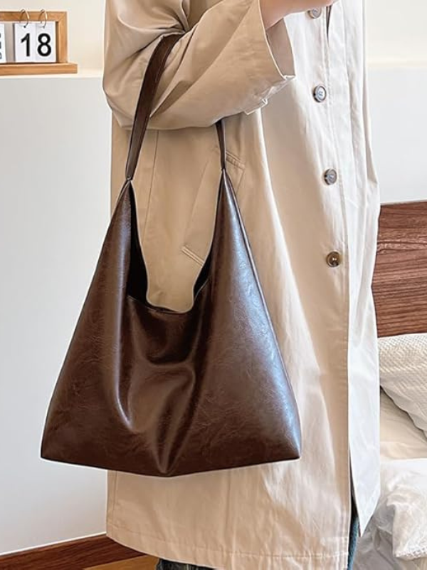 Borsa a tracolla elegante da donna in pelle, perfetta come organizer chic per il tuo uso quotidiano.