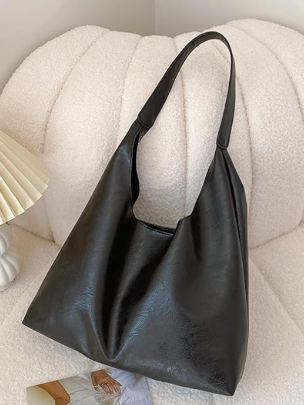 Organizzazione e stile: borsa a tracolla da donna in pelle, accessorio chic per un quotidiano impeccabile.