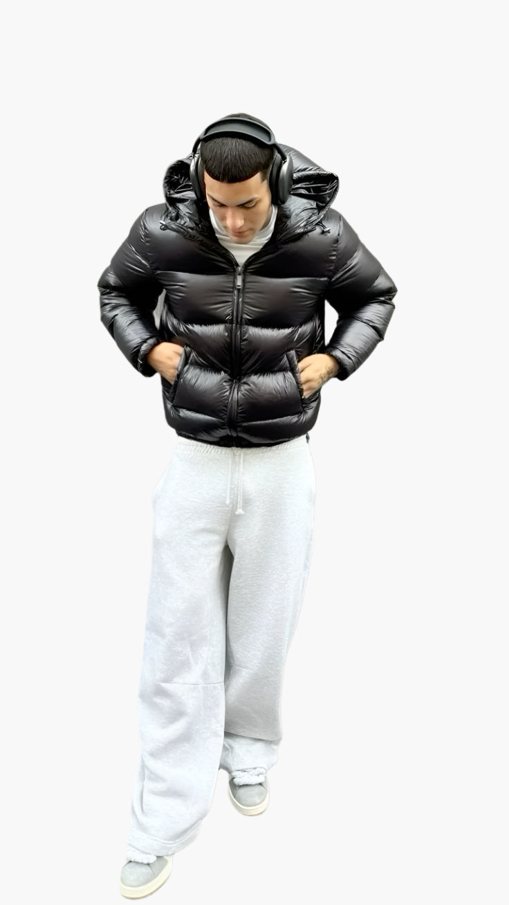 Elegante piumino uomo lucido verde, con cappuccio per stile e calore. Perfetto per abbigliamento urbano casual.