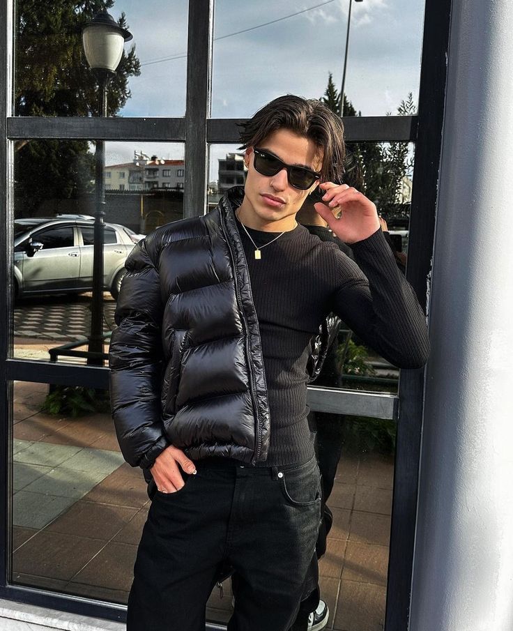 Moda uomo: piumino lucido verde con cappuccio, giacca trapuntata ideale per l'abbigliamento urbano e casual.