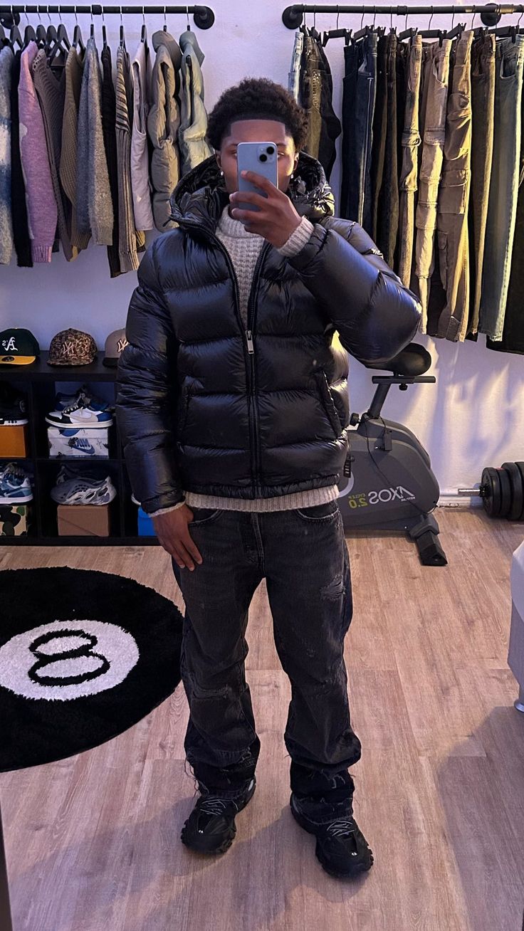 Piumino uomo lucido con cappuccio nero o verde. Giacca invernale che offre protezione dal freddo in stile urbano.