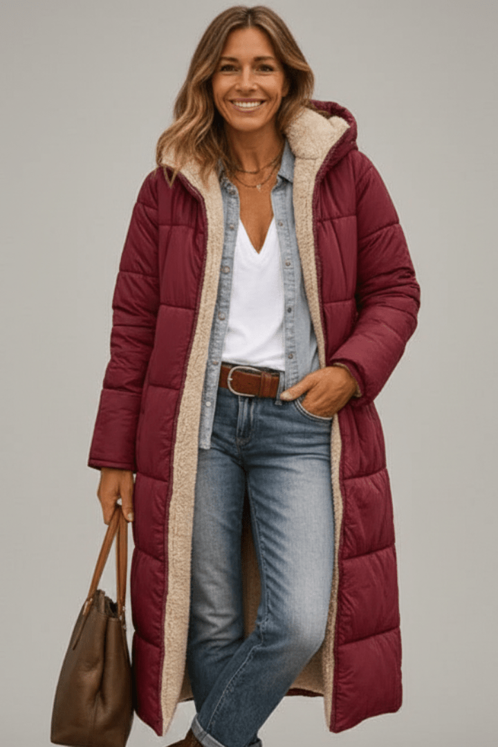 Giacca piumino invernale donna, lunga ed elegante, con pratico cappuccio per protezione.