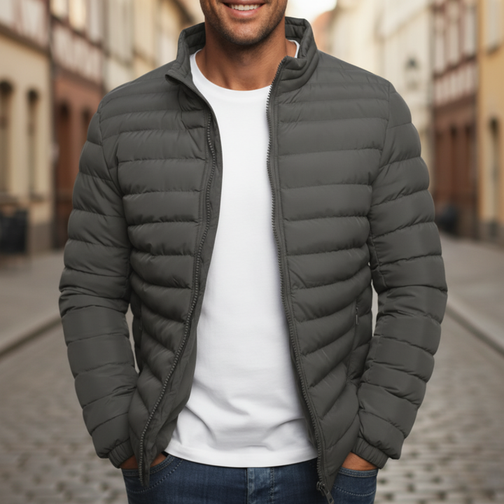 Piumino uomo invernale casual, caldo e resistente, perfetto per affrontare il freddo con stile sportivo.